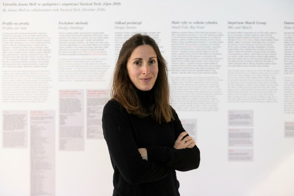 Un retrato de la artista e investigadora Joana Moll delante de su obra