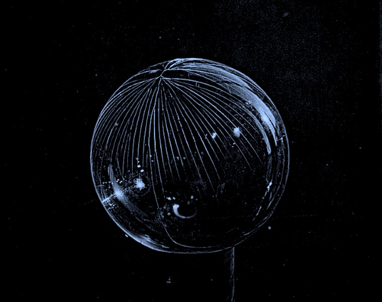 Un globo de vidrio agrietado por presión interna